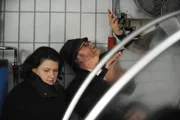 Moni ist geschockt, als Stadlbauer ihr klar macht: Das Leck im Milchtank hat schlimmere Folgen. Von links: Monika Vogl (Christine Reimer) und Benedikt Stadlbauer (Andreas Geiss).