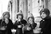 Dank der Unterstützung aus dem Ausland durch die American Relief Administration (ARA) bekommen diese Kinder im Frühjahr 1922 eine warme Mahlzeit.