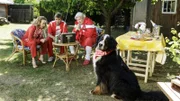 Fritz (Guido Hammesfahr, M.), Frau Erika und Nachbar Paschulke (Helmut Krauss) verfolgen zusammen das Fußballderby zwischen Bärstadt und Schifferdorf am Radio.