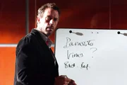 Ein unbekanntes Virus infiziert in der Säuglingsabteilung sechs Neugeborene. Um das Leben möglichst vieler der erkrankten Babys retten zu können, müssen Dr. House (Hugh Laurie) und sein Team tragische Entscheidungen fällen. Ein unbekanntes Virus infiziert in der Säuglingsabteilung sechs Neugeborene. Um das Leben möglichst vieler der erkrankten Babys retten zu können, müssen Dr. House (Hugh Laurie) und sein Team tragische Entscheidungen fällen.