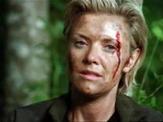 Samantha Carter (Amanda Tapping) ist verzweifelt und erschöpft. Sie wird von einem Dronen-Monster gejagt und es ist keine Hilfe in Sicht.