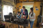 Luis (Vico Mücke, l.), Fritz (Guido Hammesfahr, M.) und Milena (Lina Isabel Sturm, r.) tüfteln an einem Programm für das neue "Radio Elvis".