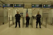 Miami, FL - Officers Saavedra, Pupo, and Rimola stehen Wache.