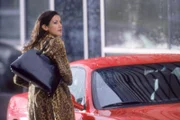 Alarm für Cobra 11 - Die Autobahnpolizei "Feuer und Flamme". Im Bild: Mit einem Trick sollen die Diebe der Sportwagen überführt werden. Doch Laura (Bettina Zimmermann) verhält sich seltsam.