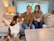 Australian Shepherd Rudi hingegen legt lieber den Rückwärtsgang ein, sobald er ein unerwartetes Geräusch hört. Die Besitzer Lara und Fabio brauchen Hilfe.