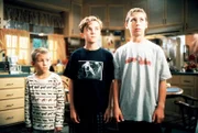 Dewey (Erik Per Sullivan, li.), Malcolm (Frankie Muniz, mi.) und Reese (Justin Berfield) müssen eine Standpauke über sich ergehen lassen.