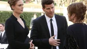 Brennan (Emily Deschanel, l.) und Booth (David Boreanaz) sprechen mit Drina Mirga (Joanna Pacula) über den Tod ihres Sohnes Todd. Die Verwendung des sendungsbezogenen Materials ist nur mit dem Hinweis und Verlinkung auf TVNOW gestattet.
