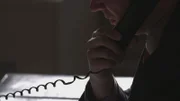 Person am Telefon   +++ Die Verwendung des sendungsbezogenen Materials ist nur mit dem Hinweis und Verlinkung auf RTL+ gestattet. +++