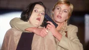 Patricia Bresser (Christiane "Chrissy" Schulz, re.) nimmt Iris Fallada (Caroline Schreiber) als Geisel...