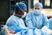 Grosses Vorbild (l-r): James Pickens Jr. als Dr. Richard Webber, Jaicy Elliot als Dr. Taryn Helm