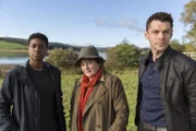 (v.l.n.r.) Jaqueline Williams (Ibinabo Jack); Vera Stanhope (Brenda Blethyn); Aiden Healy (Kenny Doughty)