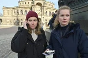 L-R: Karin Gorniak (Karin Hanczewski) und Leonie Winkler (Cornelia Gröschel) finden das Handy einer Verdächtigen.