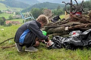 Tim (Noah Boehm) versucht eilig, Cookie aus dem Plastikmüll zu befreien.