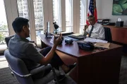 Thomas Magnum (Jay Hernandez l.) und   USCIS Tenney (Dominic Hoffman)