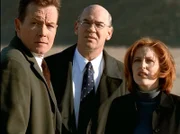 Scully (Gillian Anderson, r.), Doggett (Robert Patrick, l.) und Skinner (Mitch Pileggi, M.) sind in Montana einem Raumschiff auf der Spur, das halbtote Entführungsopfer in einem Feld ablädt.