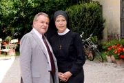 Die Nonnen sollen ins Museum, Wöller sorgt dafür, dass das Mutterhaus bleibt (v.li.: Fritz Wepper, Janina Hartwig).