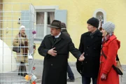 Entsetzt sieht Bürgermeister Schattenhofer, dass der Zaun um das neue Kunstwerk mit Liebesschlössern verziert wurde. Von links: Lorenz Schattenhofer (Werner Rom), Ludwig Brunner (Martin Wenzl) und Caroline Ertl (Teresa Rizos).