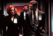 Der junge FBI-Agent Jeffrey Spender (Chris Owens, r.) bittet Dana Scully (Gillian Anderson, l.) darum, seine Mutter, die bereits mehrfach von Außerirdischen entführt wurde, in Ruhe zu lassen.