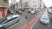 Nach dem Fund einer Leiche wurde die Kreuzung an der Föherstraße durch Einsatzfahrzeuge der Berliner Polizei weiträumig abgesperrt. Die Kriminaltechniker des LKA Berlin errichteten einen Pavillon über der Leiche, um den Fundort vor Witterungseinflüssen und Schaulustigen zu schützen.