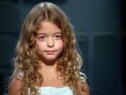 Carter hat auf dem verlassenen Raumschiff eine Erscheinung von einem kleinen Mädchen, das sich Grace (Sasha Pieterse) nennt...