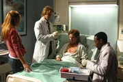 Mindy Gross (Alexis Thorpe, l.) macht sich große Sorgen um ihren Freund Brandon Merrell (Kevin Zegers, 2.v.r.). Dr. Robert Chase (Jesse Spencer, 2.v.l.) und Dr. Eric Foreman (Omar Epps, r.) versuchen den Grund für seine plötzliche Bewusstlosigkeit herauszufinden. Mindy Gross (Alexis Thorpe, l.) macht sich große Sorgen um ihren Freund Brandon Merrell (Kevin Zegers, 2.v.r.). Dr. Robert Chase (Jesse Spencer, 2.v.l.) und Dr. Eric Foreman (Omar Epps, r.) versuchen den Grund für seine plötzliche Bewusstlosigkeit herauszufinden.