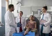 (v.l.n.r.) Dr. Matteo Moreau (Mike Adler); Rebecca Krieger (Milena Straube); Ines Herwig (Anjorka Strechel); Tom Zondek (Tilman Pörzgen)