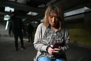 Daniela (Berrit Arnold) versucht vergeblich, bei Henning einen Hilferuf abzusetzen...