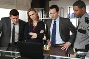 Booth (David Boreanaz, l.) und Brennan (Emily Deschanel) erhoffen sich von Dr. Richard Burke (Larry Sullivan, 2.v.r.) und dem Security Guard Carl Collins (Roshawn Franklin) Hinweise auf Abby Briggs' Mörder.
