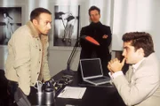 Jan und Semir besuchen Bettys Arbeitgeber Ricks, um ihn zu dem dramatischen Unfall auf der Autobahn zu befragen.