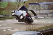 Die Busreise des 'Cobra'-Teams zu einem Bowling-Turnier endet beinahe in einer Katastrophe. Die Bremsleitung des Busses war manipuliert worden, und es kommt zu einem schweren Unfall. Tom und Semir vermuten zunächst einen Anschlag auf die Autobahnpolizei. Günther Fallada, der Geschäftsführer des Busunternehmens das kurz vor dem Konkurs steht, vermutet, dass der Anschlag ihm galt. Sein größter Konkurrent Timo Bresser, der eine feindliche Übernahme plant, soll dahinter stecken. Im Bild: Der bremsunfähige Bus verursacht mehrere Unfälle auf der Autobahn und verunglückt zum Schluss selbst.