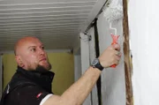 Allrounder Matti streicht die Wand
