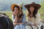 Den Schwestern L-R: Charlotte (HENRIETTE CONFURIUS) und Caroline (HANNAH HERZSPRUNG) gefällt der junge Dichter Friedrich Schiller auf Anhieb.