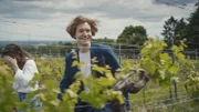 Nils Arztmann und Maya Unger beim Interview in einem Weingut am Bisamberg.