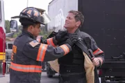 Mateo Chavez (Julian Works, l.); Owen Strand (Rob Lowe, r.)