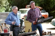 Während Mikes (Neil Flynn, r.) Vater Big Mike (John Cullum, l.) ihm vorwirft, dass dieser mit Brick zu sanft umgeht, wird Axl erneut gezwungen, mit der verrückten Ashley zum Schulball zu gehen. Sue ist dagegen völlig aus dem Häuschen, als Axls Freund Darrin sie bittet, ihn zum Ball zu begleiten ...