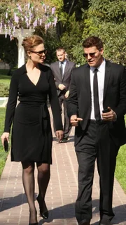 Brennan (Emily Deschanel) und Booth (David Boreanaz) sind zu einer Beerdigung geladen, bei der Todd Mirga, ein junger, sehr wohlhabender Mann, beigesetzt werden soll.  Die Verwendung des sendungsbezogenen Materials ist nur mit dem Hinweis und Verlinkung auf TVNOW gestattet.