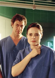 Dr. Mertens (Elisabeth Lanz, r.) und Dr. Lentz (Sven Martinek, l.) haben dem Schimpansenbaby Momo durch ihre Operation das Leben gerettet.