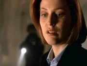 Scully (Gillian Anderson) entdeckt bei der Durchsuchung einer Farm ein todgeglaubtes Entführungsopfer.