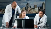 Teamwork am Computer: (v.li.) James Pickens Jr. als Dr. Richard Webber, Jaicy Elliot als Dr. Taryn Helm, Jesse Williams als Dr. Jackson Avery