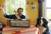 Kein Empfang mehr. Fritz (Guido Hammesfahr) kümmert sich um das kaputte Radio seiner Oma.