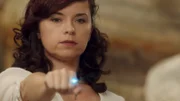 Rita (Kerith Atkinson) demonstriert die Kräfte des Mondrings.