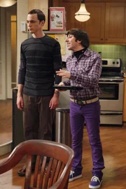 Nachdem bei Sheldon und Leonard eingebrochen worden ist, fühlt sich Sheldon (Jim Parsons, l.) nicht mehr sicher. Daraufhin installiert Howard (Simon Helberg, r.) ein hochmodernes Sicherheitssystem, dem Sheldon jedoch selbst zum Opfer fällt.