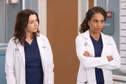 Zwei Schwestern: (v.li.) Caterina Scorsone als Dr. Amelia Shepherd, Kelly McCreary als Dr. Maggie Pierce
