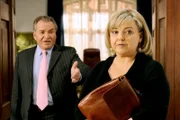 Bürgermeister Wöller (Fritz Wepper) will Frau Laban (Andrea Wildner) aufhalten.