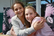 In "Schmecksplosion" kochen zwei Freunde - wie hier Paula (li.) und Maria, deren Familien ursprünglich aus unterschiedlichen Ländern kommen, jeweils ihr Lieblingsgericht aus ihrem Land.