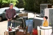 Mike (Neil Flynn, l.) gerät mit seinem Vater Big Mike in Streit, weil der der Meinung ist, Mike sei nicht streng genug mit Brick (Atticus Shaffer, r.). Währenddessen sucht Frankie eine Betreuerin für ihre Tante Edie, nachdem diese fast ihr Haus in Brand gesteckt hätte ...