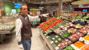 Michael Kettner ist „Fachberater Obst und Gemüse“: Ab 6 Uhr früh räumt er jeden Tag die neue Ware in die Regale. Weitere Fotos erhalten Sie auf Anfrage.