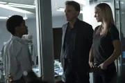 L-R: Redaktion von Madsen (Kim Hawthorne) und BAU (Joe Mantegna und M.A.J. Cook)