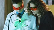 Menschen können lügen, Beweise nicht! Detective Mac Taylor (Gary Sinise) und Stella Bonasera (Melina Kanakaredes) kommen dem Mörder auf die Schliche.