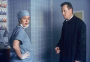 Scully (Gillian Anderson, l.) berichtet Doggett (Robert Patrick, r.) von einer überraschenden Beobachtung bei der Behandlung Mulders.